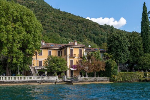 Old luxury villa  with garden in front of the Garda lake