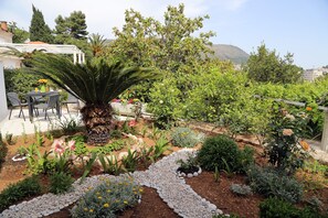 Outdoor dining - MODERN 1 BEDROOM APARTMENT - 100 mtrs from the beach, free parking, WIFI... (Dubrovnik)