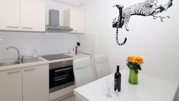 Fridge, oven, stovetop, electric kettle