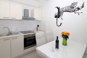 Fridge, oven, stovetop, electric kettle