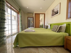 5 bedrooms, iron/ironing board, free WiFi, bed sheets