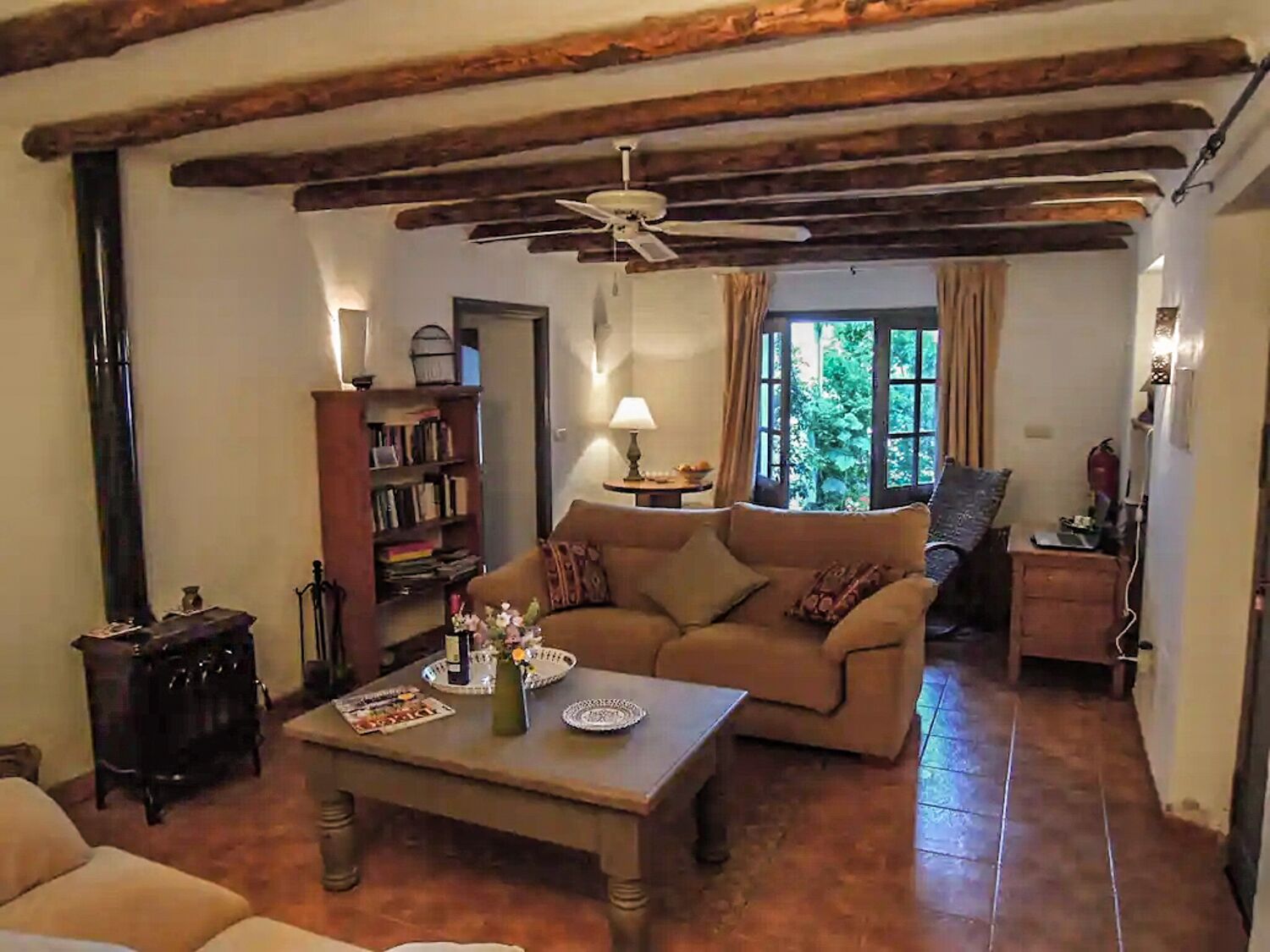 Smart TV, fireplace, books, stereo