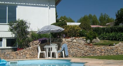 Lämmitetty uima-allas, kaunis näkymä, 5 min rannoille, rauhallinen alue, polku Sintraan