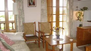 Een televisie en boeken