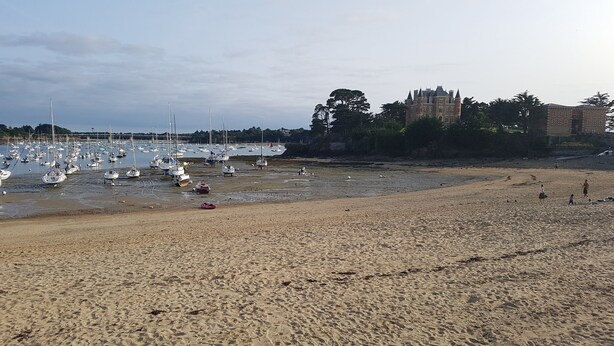 A beach with boats and a castle in the background. - Authentic Captain's house in the long courtyard of the late 19th century (Saint-Briac-Sur-Mer)