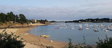 Una spiaggia nelle vicinanze