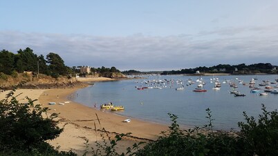 Auténtica casa del capitán en el largo patio de finales del siglo XIX.