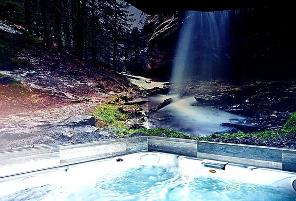 Outdoor spa tub