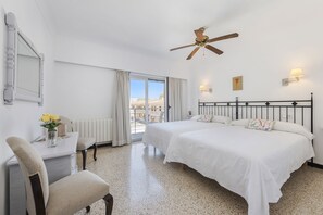 4 chambres, fer et planche à repasser, lit de bébé portatif