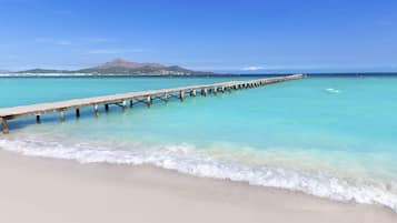 Plage à proximité, chaises longues, serviettes de plage