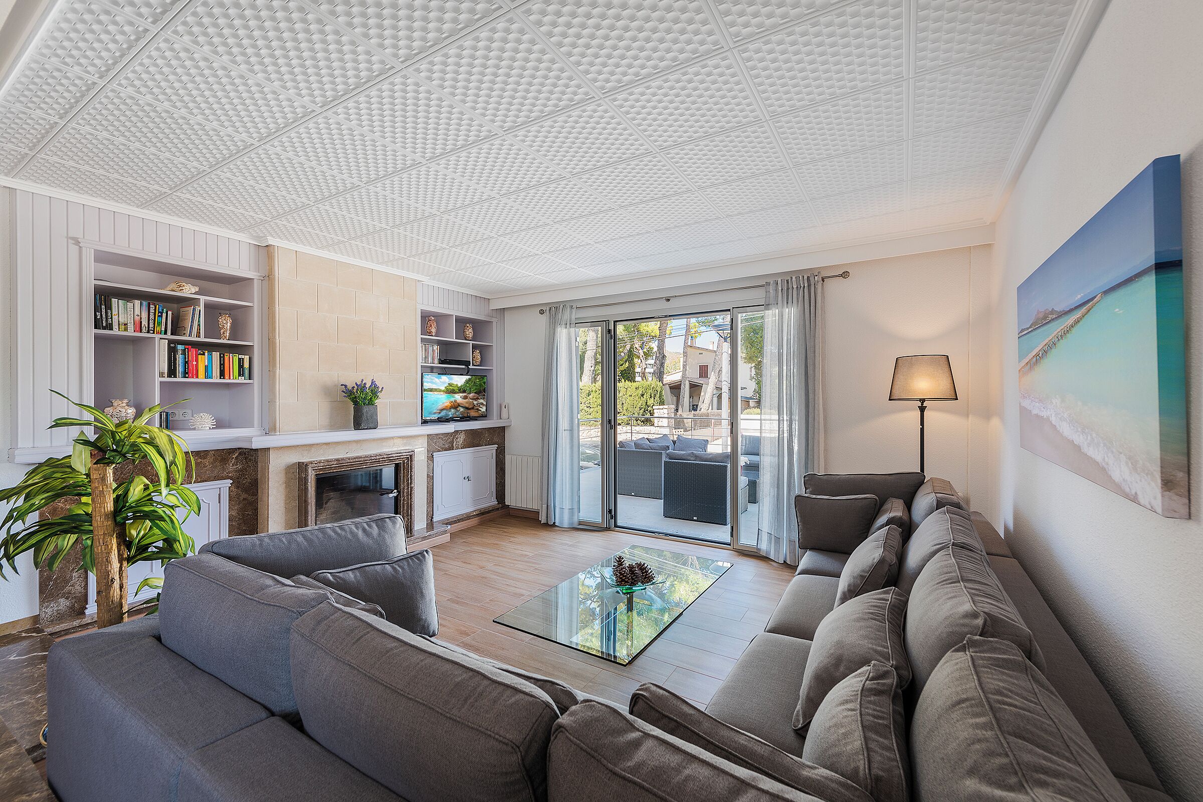 Televisie, een dvd-speler en boeken