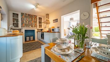 Microondas, lavavajillas y periquera