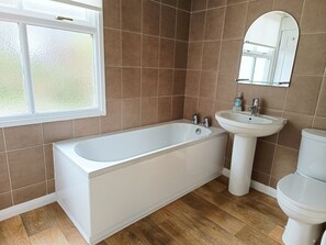 A bathroom with a bathtub, sink, and toilet. - Durham, 3 bedroom Cottage in village location near Durham city, pet friendly (Sherburn Village)