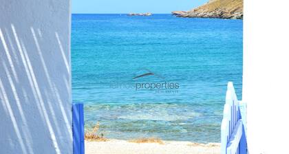 Originales Steinhaus am Wasser mit Zugang zu einem großen Sandstrand