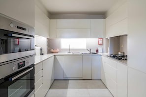 Kühlschrank, Ofen, Geschirrspüler, Kochgeschirr/Geschirr/Besteck