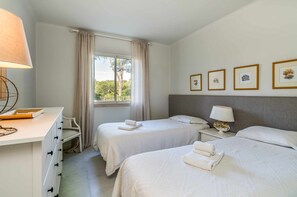 3 slaapkamers, een strijkplank/strijkijzer, gratis wifi, beddengoed