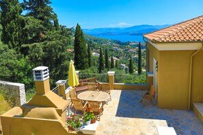 Outdoor dining - Triantafyllo: Stunning views, near Agni - Kalami, pool (Kendroma)