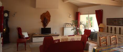 Téléviseur, livres, chaßne audio