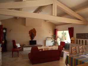 Télévision, livres, chaîne hi-fi