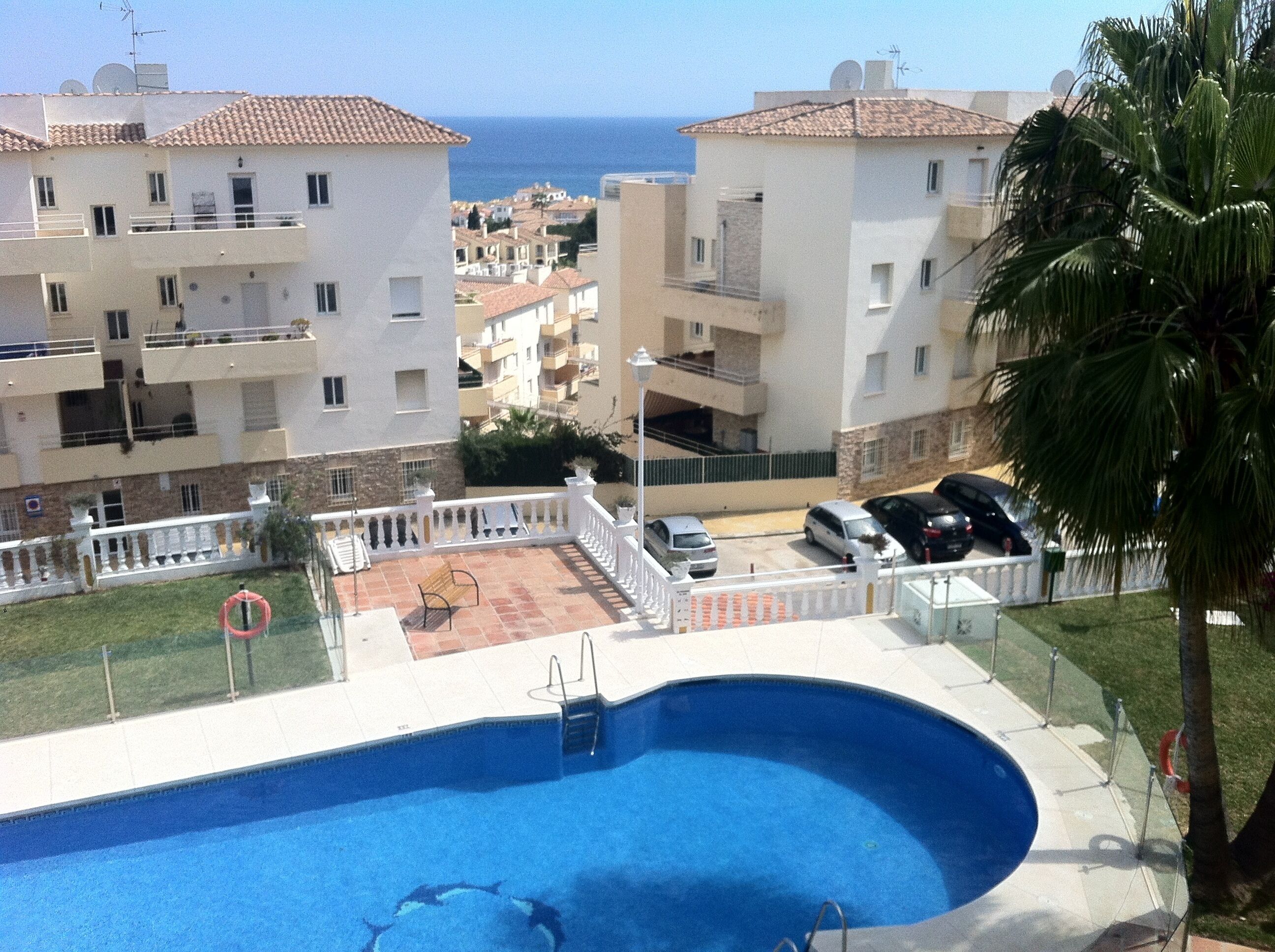 Zona residenziale con piscina, diversi balconi e vista sul mare.