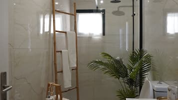 Chuveiro, secador de cabelo, bidê, toalhas de banho