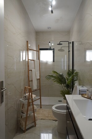 Dusche, Haartrockner, Bidet, Handtücher