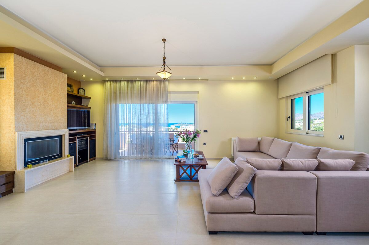 Televisión, chimenea, reproductor de DVD y tenis de mesa 