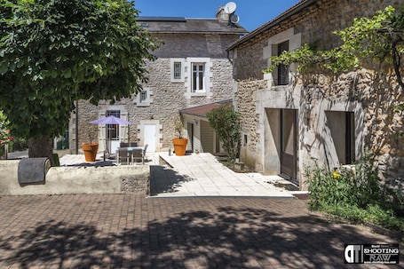 Exterior. House / Villa - POITIERS