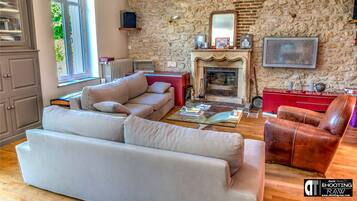 TV, fireplace, video games, DVD player