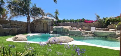 CALAFAT PALMS (VILLA WITH GARDEN AND PRIVATE POOL - ELECTRIC CAR CHARGER)