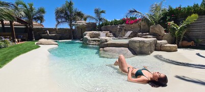 VILLA WITH GARDEN AND PRIVATE POOL HUTTE-002089-77