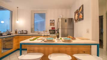 Frigorifero, microonde, forno, piano cottura