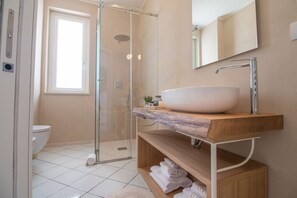Dutxa, banyera d'hidromassatge, assecador de cabells i bidet 