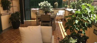 Accommodation in period building with a sea view terrace - in pedestrian zone