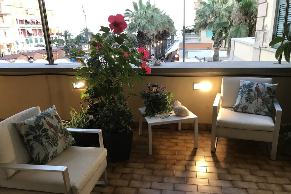 Alloggio in stabile d'epoca con una terrazza vista mare