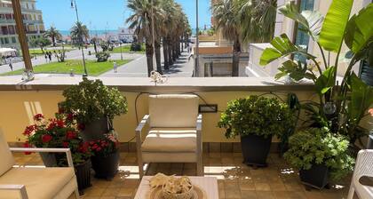Accommodation in period building with a sea view terrace - in pedestrian zone