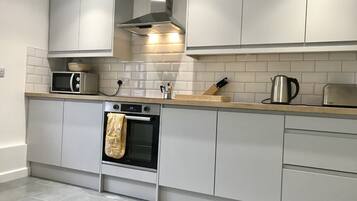 Coffee/tea maker, fridge, microwave, oven