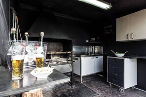 Een koelkast, een magnetron, een oven, een kookplaat