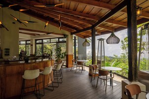 Se sirven desayunos y almuerzos; cocina fusión; con vista al jardín