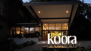 Un edificio moderno con un gran letrero iluminado que dice "koora".