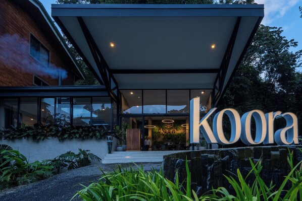Un edificio moderno con un gran letrero que dice "koora".