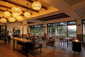 Se sirven desayunos y almuerzos; cocina fusión; con vista al jardín