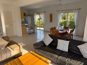 TV, livros, aparelho de som