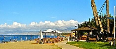 Beach nearby, sun-loungers, beach towels