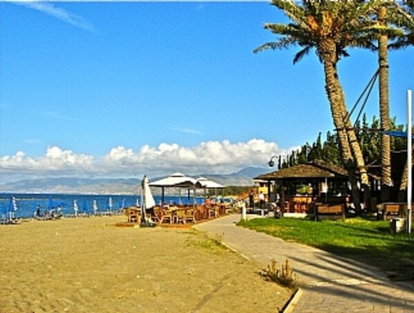 Beach nearby, sun-loungers, beach towels