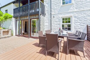 Outdoor dining - Gorgeous riverside cottage near Coniston Water. Off-road parking. EV Charger (Near Coniston Water)