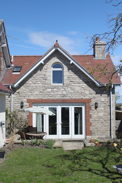 The Lookout - panoramic views; log fire; ONE-dog-friendly, local beaches.