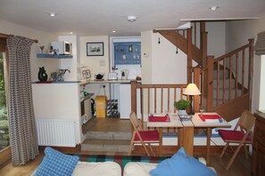 智能電視、壁爐、DVD 播放機、書籍