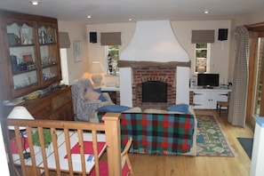 Smart-TV, Kamin, DVD-Player, Bücher