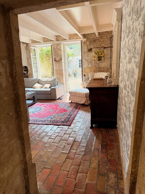 Een televisie, een open haard, een dvd-speler en tafelvoetbal